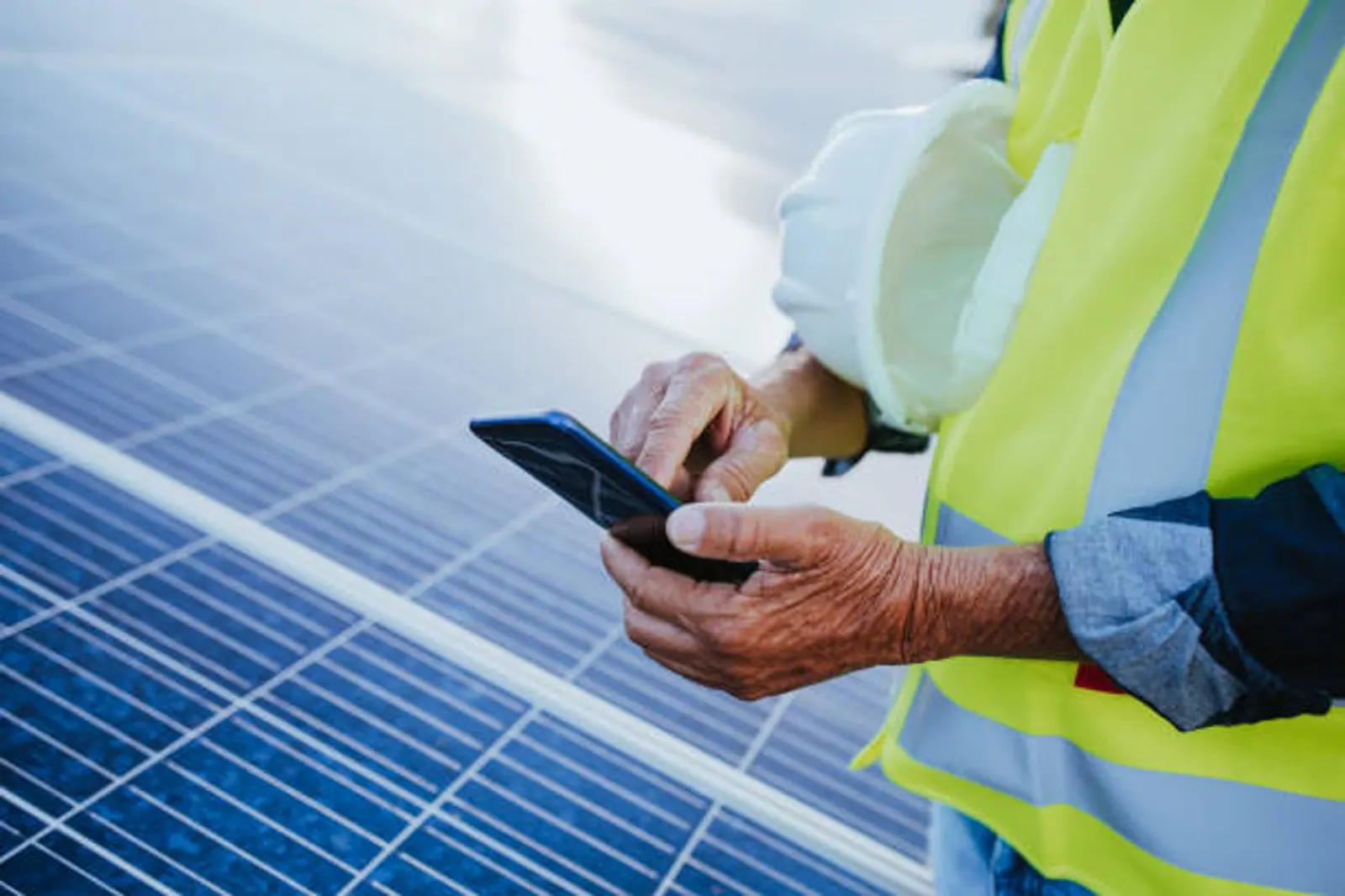 Técnico de campo consultando una app XOne en el móvil, caso de éxito de XOne para Iberdrola